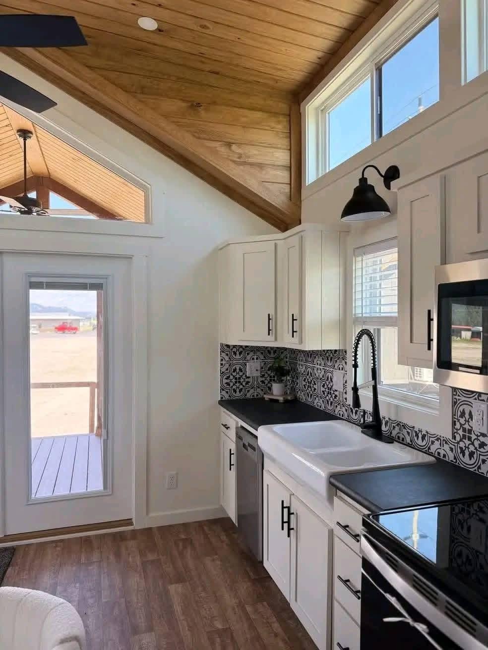 CARDINAL LUXURY TINY HOME detail 2